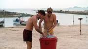 Lukas (l.) und Aaron nehmen gemeinsam am Strand-Spiel teil.
