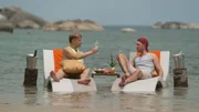 Aaron (l.) und Lukas stoßen auf ihr Date an.