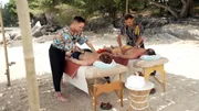 Massage im Doppelpack: Leon massiert Jan und Jan Maik massiert Vladi.