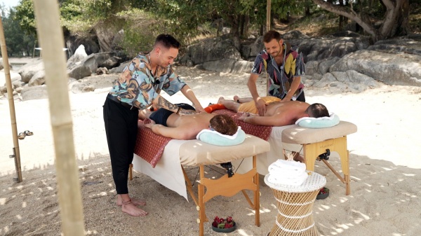 Massage im Doppelpack: Leon massiert Jan und Jan Maik massiert Vladi.