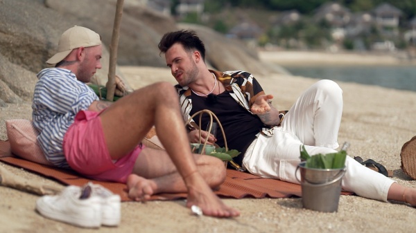 Lukas (l.) und Maurice am Strand.