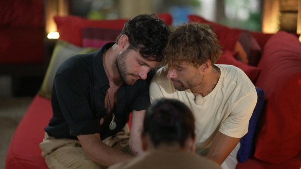 Philippe (l.) und Nik halten Händchen.