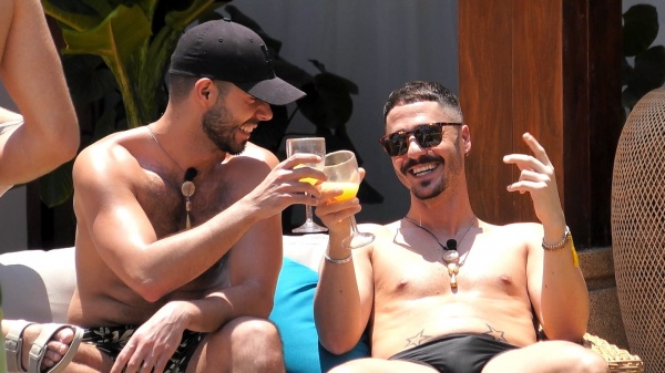 Martin (l.) und Vladi stoßen gemeinsam an.