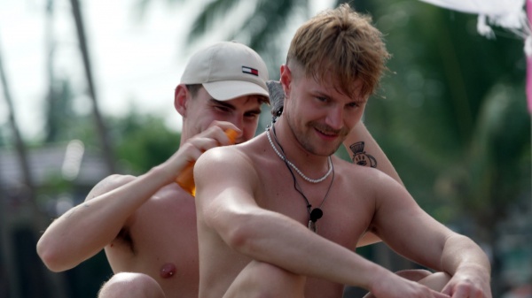 Basti (l.) cremt Aaron ein.