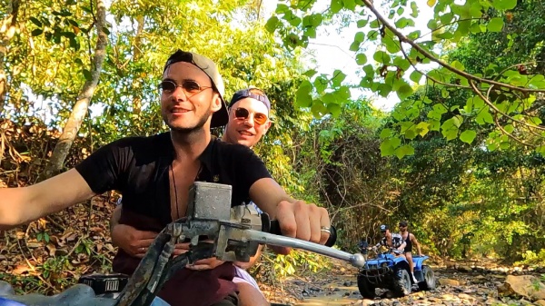 Philippe (l.) und Lukas haben ein Date und fahren Quad.