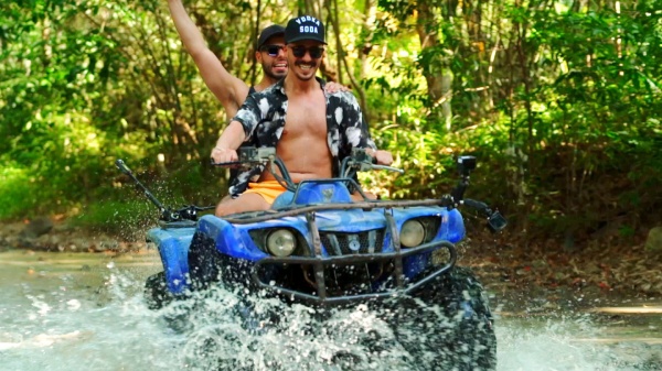 Vladi (vorne) und Martin fahren Quad.