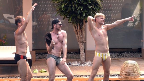 Rudi, Sebastian, Aaron (v.l.) tanzen am Pool.