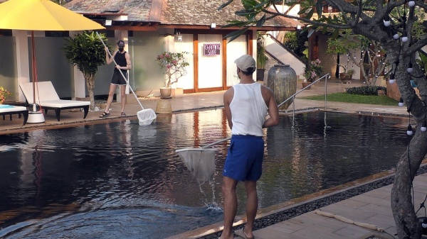 Basti (l.) und Nik machen den Pool sauber.