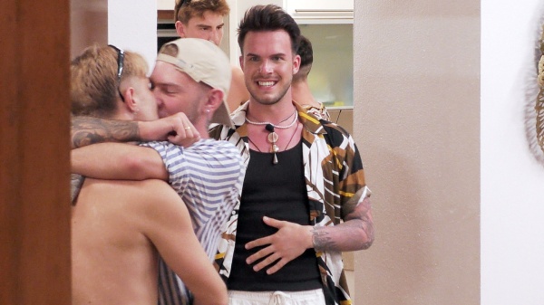Maurice (r.) entdeckt Aaron (l.) und Lukas beim Knutschen.