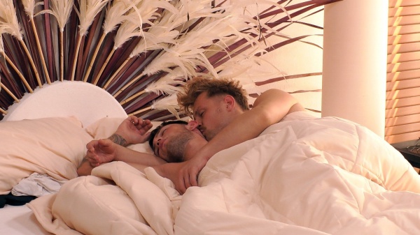 Lukas (l.) und Aaron kuscheln in der Charming Suite.