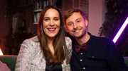 Alina Stiegler und Constantin "Consi" Zöller nehmen die Zuschauerinnen und Zuschauer in diesem Jahr in sechs Folgen auf dem ARD Twitch-Kanal, auf eurovision.de und in der ARD Mediathek mit hinter die Kulissen der größten Musikshow der Welt und bieten jede Menge Platz zum Lästern, Lernen und Feiern rund um den ESC.