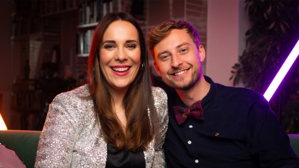 Alina Stiegler und Constantin "Consi" Zöller nehmen die Zuschauerinnen und Zuschauer in diesem Jahr in sechs Folgen auf dem ARD Twitch-Kanal, auf eurovision.de und in der ARD Mediathek mit hinter die Kulissen der größten Musikshow der Welt und bieten jede Menge Platz zum Lästern, Lernen und Feiern rund um den ESC.