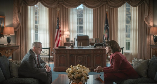 Präsidentin Evelyn Mitchell (Angela Bassett) informiert George Mullen (Robert De Niro)