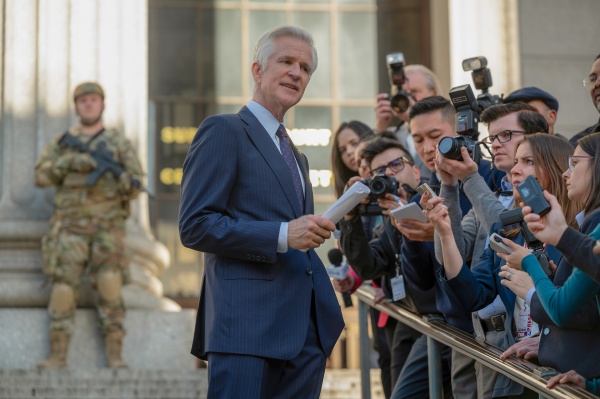Richard Dreyer (Matthew Modine) stellt sich den Medien