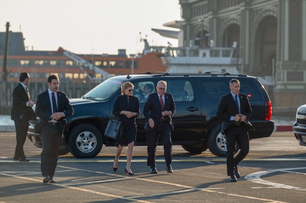 Gefahr droht Valerie Whitesell (Connie Britton) und George Mullen (Robert de Niro)