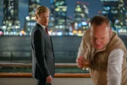 Roger Carlson (Jesse Plemons) spricht mit Milliardär Robert Lyndon (Clark Gregg, r.)