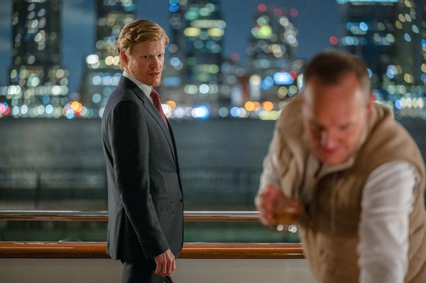 Roger Carlson (Jesse Plemons) spricht mit Milliardär Robert Lyndon (Clark Gregg, r.)