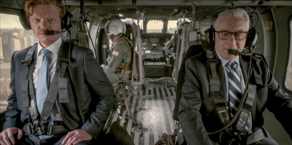 Roger Carlson (Jesse Plemons) hilft George (Robert de Nito)