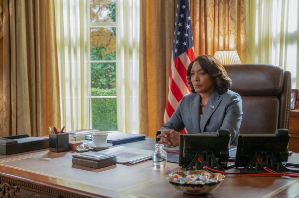 Präsidentin Evelyn Mitchell (Angela Bassett) grübelt