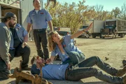 Lily (Carolina Bartczak) hilft ihrem Mann Glen (Taylor Kitsch)