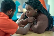 Edie Flowers (Uzo Aduba) besucht Shawn (Jamaal Grant)