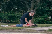 Dr. Gregory Fitzgibbons (John Ales) versorgt Jess Brewster