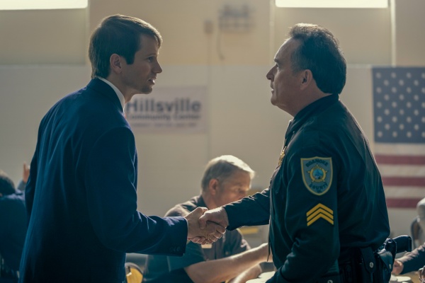 Sheriff Wayne (Billy Smith, r.) hilft John Brownlee (Tyler Ritter)