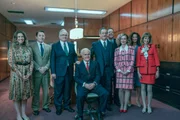 Die Familie posiert rund um Arthur Sackler Sr. (Clark Gregg)