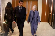 Julian (Jason Ritter) und Matty (Kathy Bates) m&uuml;ssen ihr Gewissen befragen