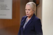 Böse Erinnerungen überfallen Matty (Kathy Bates) Böse Erinnerungen überfallen Matty (Kathy Bates)