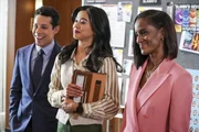 Ein neuer Fall vereint (v.l.) Billy (David Del Rio), Sarah (Leah Lewis) und ihre Chefin Olympia (Skye P. Marshall) Ein neuer Fall vereint (v.l.) Billy (David Del Rio), Sarah (Leah Lewis) und ihre Chefin Olympia (Skye P. Marshall)