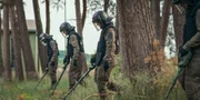 Polizisten durchsuchen das ehemalige Militärgelände
