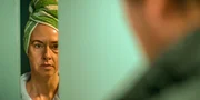 Gerd Brühling (Hans Löw) will das Opfer (Kim Riedle) befragen