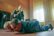 Mika und Viktor (r.) enden bodenständig beim Überfall