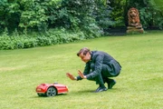 Pfarrer Sami (David Kross) liebt den Mähroboter für den Rasen