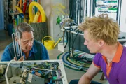 Arbeit und Frauen beschäftigen Viktor und Mika (Enzo Brumm)