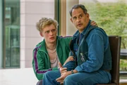 Das Chaos ermüdet Mika (l.) und Viktor (Moritz Bleibtreu)