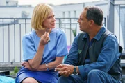 Dr. Marie Benning (Caroline Peters) nähert sich Viktor