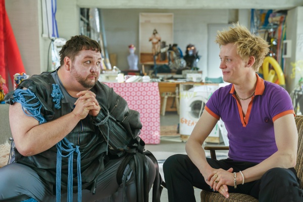 Carlos (Daniel Zillmann, l.) vertraut Mika (Enzo Brumm)