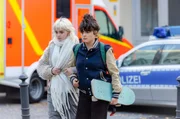 Jetzt betreut Derya (Via Jikeli) Patientin Chloë (l., Maja Bons)