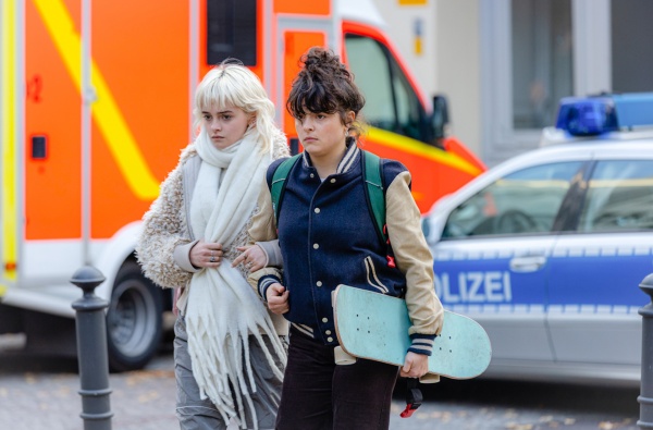 Jetzt betreut Derya (Via Jikeli) Patientin Chloë (l., Maja Bons)