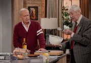 Frasier und Alan (Nicholas Lyndhurst) sprechen über Party