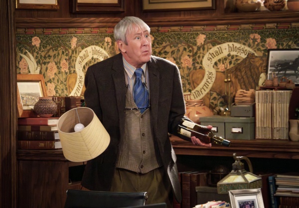 Alan (Nicholas Lyndhurst) sucht den verschwundenen Alkohol