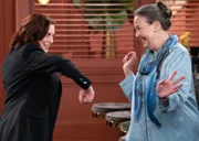 Bebe Glazer (Harriet Sansom Harris) feixt mit Tochter Phoebe