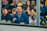 Dank Holly (Patricia Heaton) genießt Frasier sogar Hockey