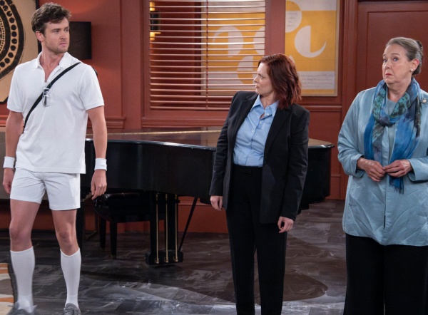 Freddy trifft Bebe (r.) und ihre Tochter Phoebe (Rachel Bloom)
