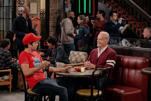 Frasier und Sohn Freddy (Jack Cutmore-Scott) entspannen