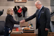 Dr. Ayton (Amy Sedaris) begrüßt Frasier (Kelsey Grammer)