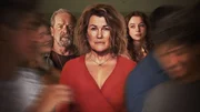 Die Hauptfigur Penny Wilding im Vordergrund, zwischen ihrem Ex-Mann Phil und ihrer Tochter Grace