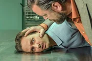 Dragan (Sascha Geršak, r.) bedrängt Björn (Tom Schilling)